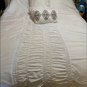 Queen bed spread and three throw pillows